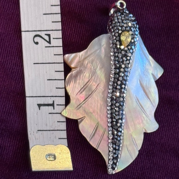 Natural freshwater shell leaf pendant NWT - Picture 7 of 8